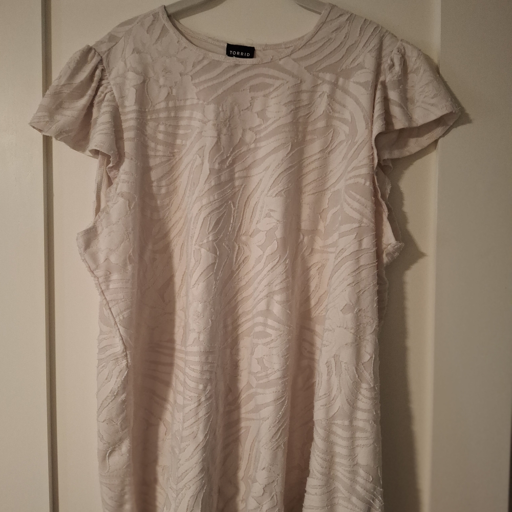 torrid ivory textured flutter sleeve tunic